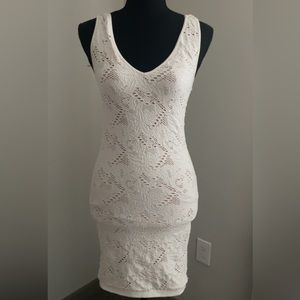 White party dress, might look long on the manequim but it’s a cocktail dress